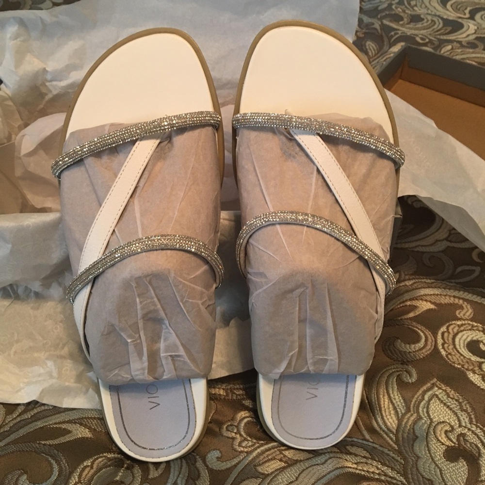 Vionic white flips size 9.